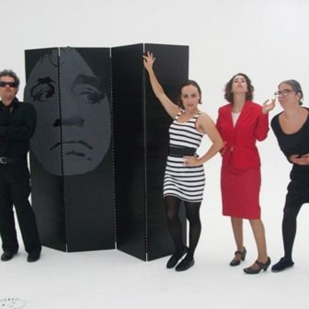 Grupo de actores representando una escena teatral durante un taller de teatro corporativo, como actividad de team building para empresas.