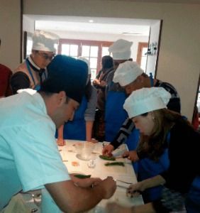 chinos cocinando para el taller de paella