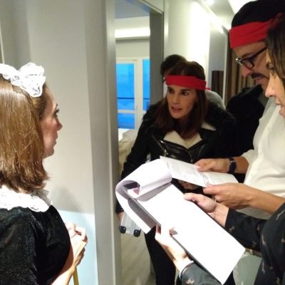 Participantes en una actividad de team building interpretando un juego de roles con disfraces y guiones, como parte de una experiencia inmersiva para empresas.
