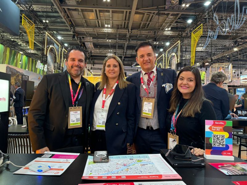 Equipo de Es.Cultura Eventos junto a colaboradores en el stand de Andalucía durante la WTM London 2024.