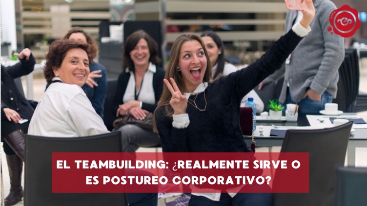Grupo de personas participando en una dinámica de team building en un entorno profesional, con una pancarta que plantea si estas actividades realmente funcionan o son postureo corporativo.