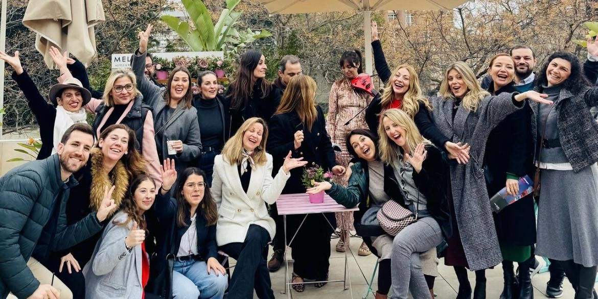 Equipo reunido al aire libre durante una actividad de team building corporativo organizada por Escultura Eventos.