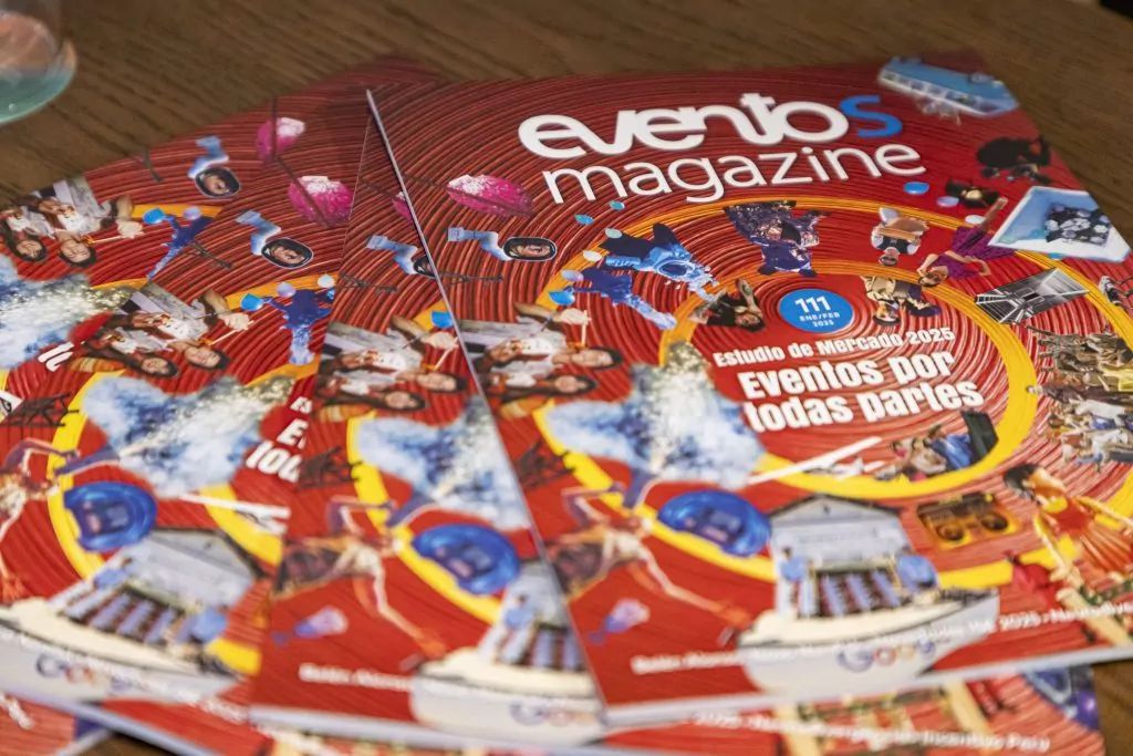 Revistas EventoPlus sobre tendencias en eventos corporativos, con el titular "Eventos que tocan todas partes".