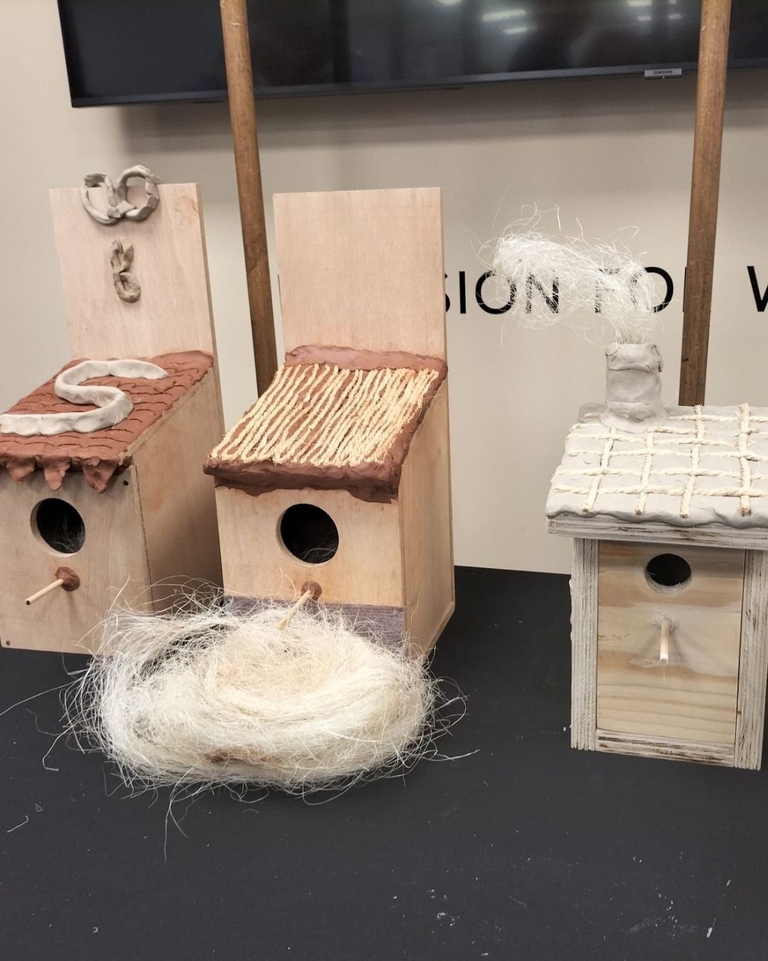 Cajas nido artesanales creadas durante un taller de sostenibilidad y creatividad en un evento de Es.Cultura Eventos.