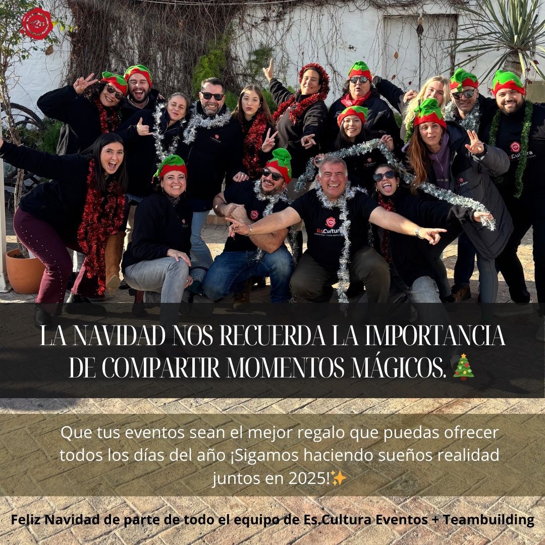 Equipo de Es.Cultura Eventos celebrando la Navidad con espíritu festivo y creatividad