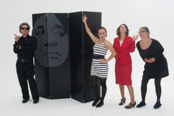Grupo de actores representando una escena teatral durante un taller de teatro corporativo, como actividad de team building para empresas.